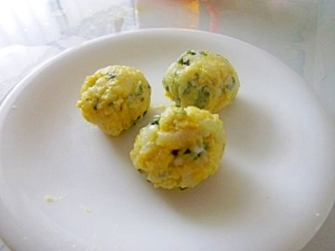 離乳食後期◎卵とほうれん草の一口おにぎり